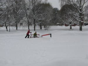 A och hans kompis S leker i snön på väg hem från sista skoldagen.