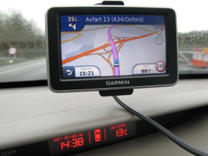 Bilens termometer visar på 13 grader, och det regnar (så klart). 