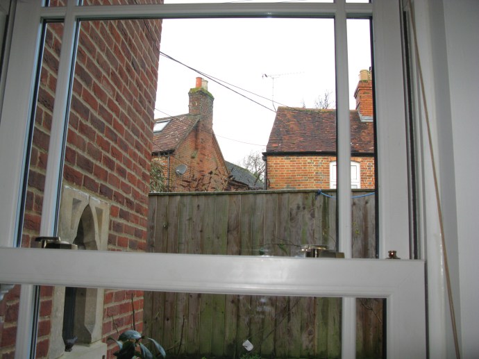 Utsikt från vårt köksbord. Mer 1800-tal och det obligatoriska planket för att minska insynen. 