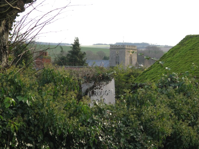 Utsikt från vägen ovanför vår lilla gata. Man ser toppen på kyrkan från 1200-talet och gatans mossigaste tak (troligen 1800-tal eftersom hela kvarteret är från då).