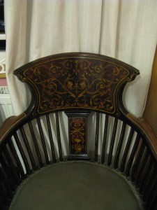 Stol hittad under en stor hög med kläder.