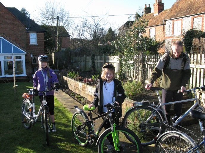 Klara för cykeltur. A i sin nya skolunform; Vit kortärmad med krage och svarta byxor, men efterskickad vinröd tröja har inte kommit än.