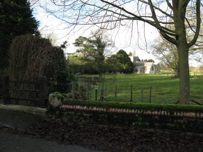 Vad tror ni, är det någon i kyrkokören som hittas i vattnet, eller kanske godsägaren?