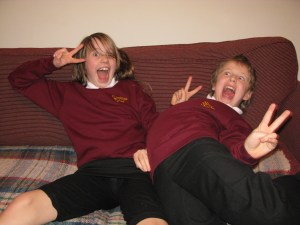 K och A i sina nya skoluniformer. Vi ska bara fila lite på hur man uppför sig också så kommer det nog gå bra i den engelska skolan.