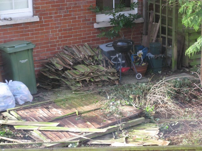 Gamla staketet blev kaffeved. Det gick att bryta i småbitar.