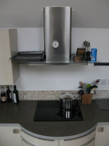 Med en plåt uppe på vänster sida så minskar luftvirvlarna och lite större del av matoset åker genom fläkten