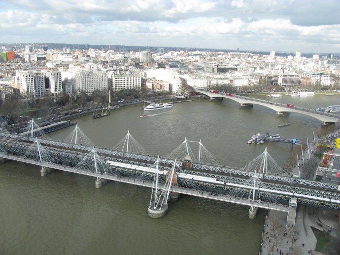 Utsikt från London Eye bland annat ner mot bron där vi nyss gick. Det är fortfarande en bit kvar till högsta punkten här.