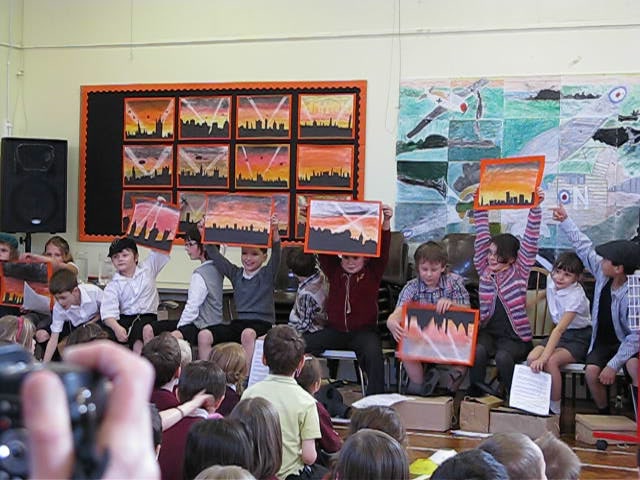 Barnen visar bilder de gjort på Blitzen.