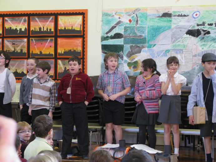 Här sjunger de "Hey, mister Miller" med melodi inspirerad av "In the mood". En melodi som min pappa och jag brukade låta tillsammans när jag växte upp.