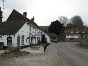 Typisk engelsk pub i typisk by i Berkshire.