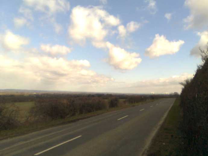 Den inte överdrivet charmiga vägen tillbaka. Men utsikten var hygglig i alla fall. I horisonten anar man kolkraftverkets skorstenar. En dryg vecka kvar tills de stänger av för gott, men idag rök det som vanligt.