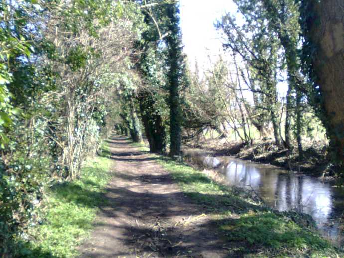 Mobilen har inte världens bästa kamera, men den ger en glimt av hur kanalen ser ut. Gissar att den var lite bredare på den tiden den användes för frakt.