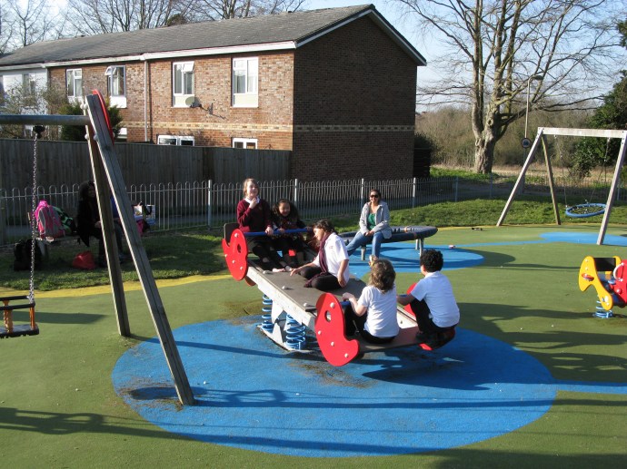 För några dagar sedan när det var varmt och soligt passade vi på att göra lekparken osäker tillsammans med några klasskompisar.