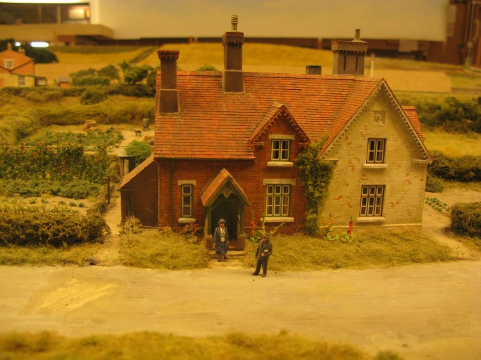 I helgen besökte vi ett ställe med modelljärnväg och hus i 1920-tal stil. Oerhört välgjort och detaljerat. Blommorna till höger om dörren är ca 1 cm höga.