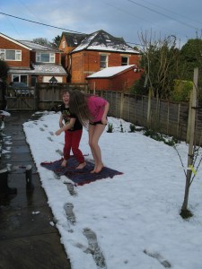 Barnen hjälpte till att snötvätta hallmattan. Den blev lite blöt men betydligt renare.