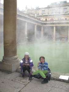 Nej, A pratar inte i telefon, han lyssnar på information om stället. Det fanns på flera språk och egen variant för barn.