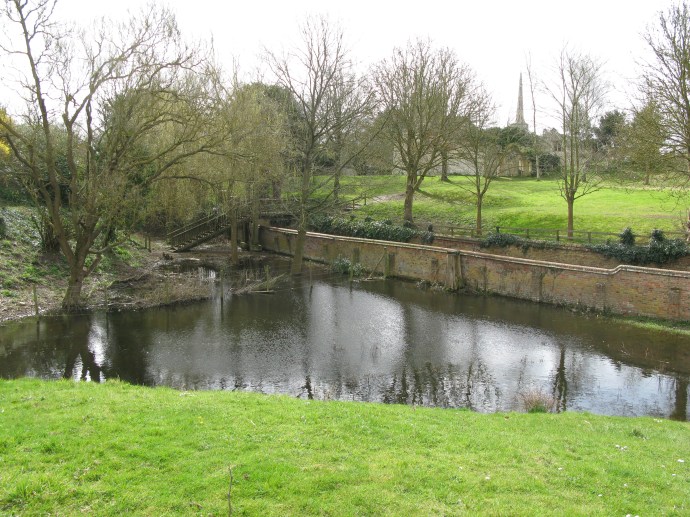 Vallgraven och lite av murstocken till köket på slottet var i princip allt som var kvar över jord.