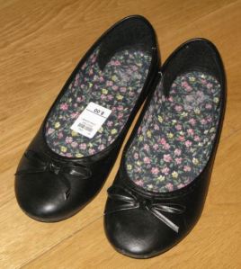 Vanligaste modellen på skolskor för flickor kostar inte så mycket, men håller inte riktigt för naturutflykter på helgerna. Killarna får ha gympadojjor.