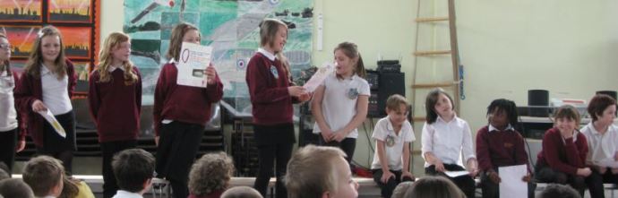 K berättade högt och tydligt om frukt och vitaminer. Hon hörde till de som lärt sig sin text utantill.