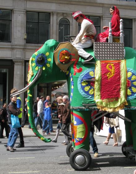 Indisk elefant med ratt och inbyggd musik.