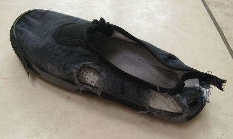 Efter ett halvår ser A:s (och många av de andra barnens) inneskor ut så här. Vad gör de på lektonerma? 