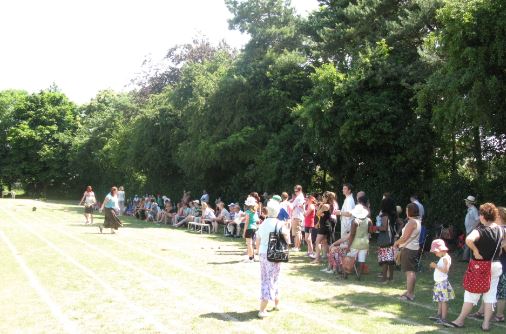 Kvart över ett var föräldrarna till treorna och fyrorna samlade (A går i fyran). Som tur var fanns det gott om skugga till publiken.