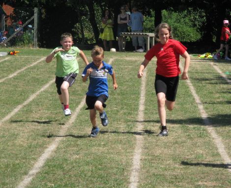 K, till höger, också i full fart.