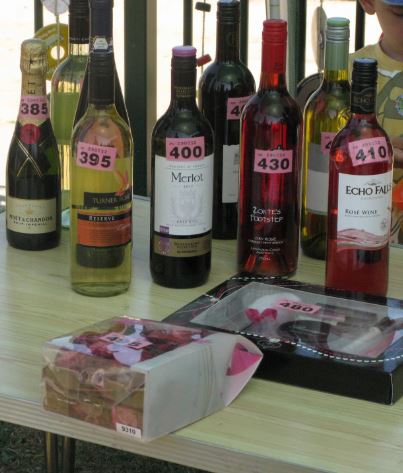 Ett prisbord som skulle vara otänkbart på en svensk skola. Någon som är sugen på en flaska nästan 30-gradigt vin? Eller kanske lite tjusig choklad med samma temperatur?