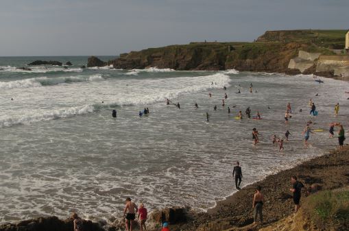 Stenig strand vid högvatten.