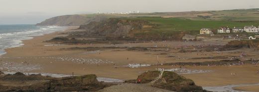 Vid lågvatten breder sandstranden ut sig. Vårt hotell är det som syns allra längst till höger.