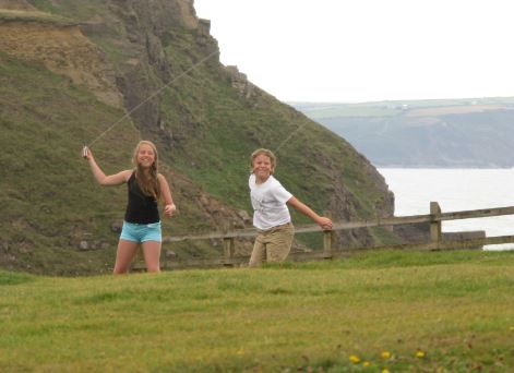 Barnen provade att hålla i varsin lina. Det gjorde knappast styrandet lättare.