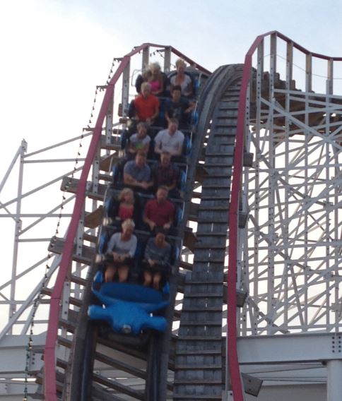 K och morbror S i ljusa tröjor i mitten.