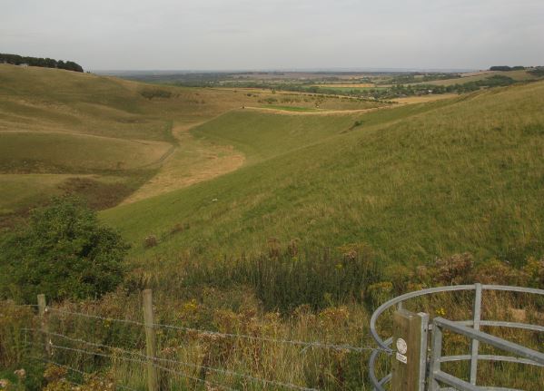 Nästa by ligger där nere, men det tar sin tid att leta stigar och grindar...