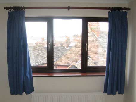 Husets färgklick står gardinerna i A:s rum för. När vi mätte insåg vi att de tre vardagsrummen inte är lika stora. Djupet skiljer med en knapp meter.