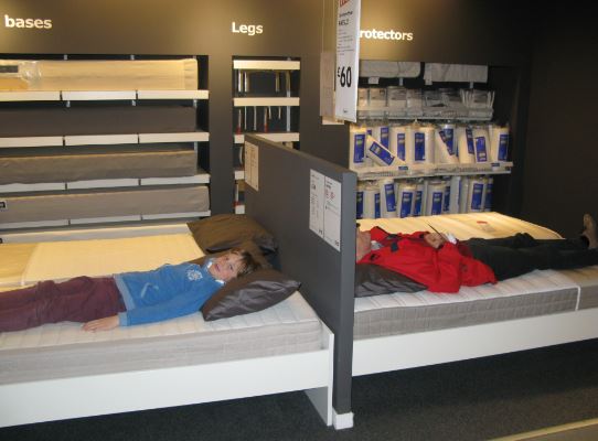 Efter det hade barnen en svacka och längtade efter att vi skulle fara därifrån, men när vi kom till sängarna tyckte A att livet var underbart igen. J har hittat sin favorit.