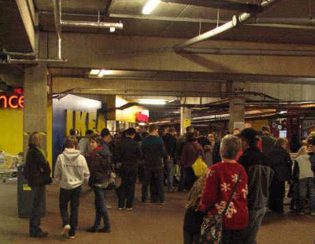 Det tar kanske en kvart innan larmet tystnar. Någon kvart senare börjar folk gå in i parkeringshuset mot ingången, men det tar nog ytterligare en halvtimme innan vi får komma in.