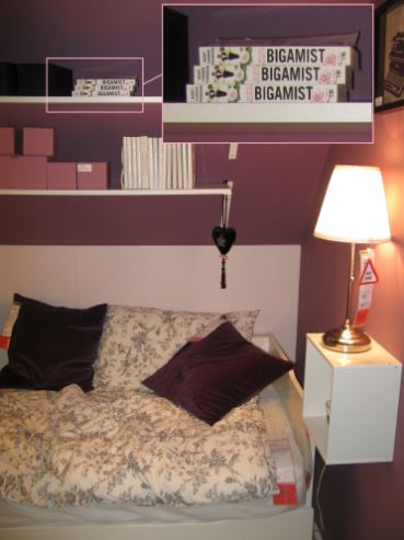 I visningsrummen fanns det riktiga böcker på svenska i hyllorna. Men man undrar lite hur urvalet bestämdes för det här tonårs-tjej-rummet.