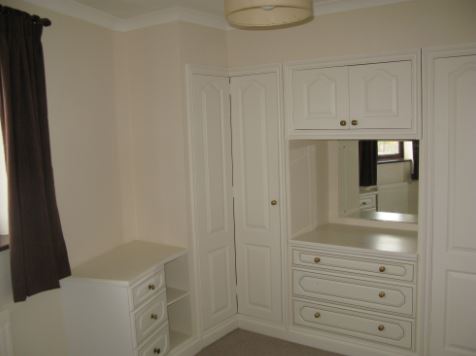 K får inbyggda garderober, lådor och hylla med spegel bakom där hennes fina Japan-grejor kan stå. 