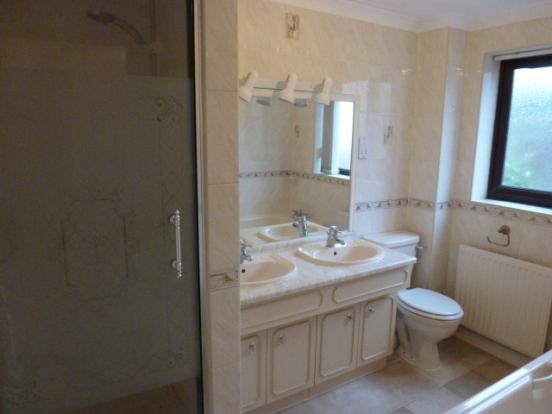 Vi får två kranar i vårt badrum också, men jag tror det går att få ljummet vatten i båda. Tur vi har färgglada handdukar så vi kan pigga upp bland allt beige.