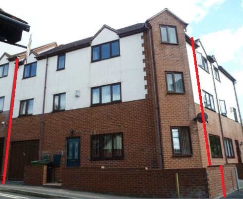 Vår del av huset är markerad.  Åt andra hållet har vi bara två fönster per våning (hörnhus). Även tredje våningen har full takhöjd. Gatan utanför har bara sparsamt med trafik.