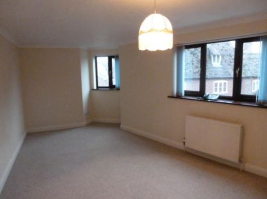 Vardagsrummet en trappa upp är nästan identiskt, men tack vare utsikten kan man se vilken våning man är på.