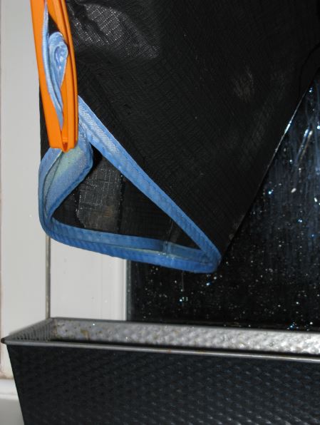 Påsklämmor funkar också för att göra en snygg tunnelavslutning på picknickfilten åt vattendropparna.