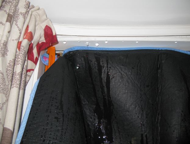 Påsklämmor funkar bra för att sätta fast picknickfiltar vid fönster.