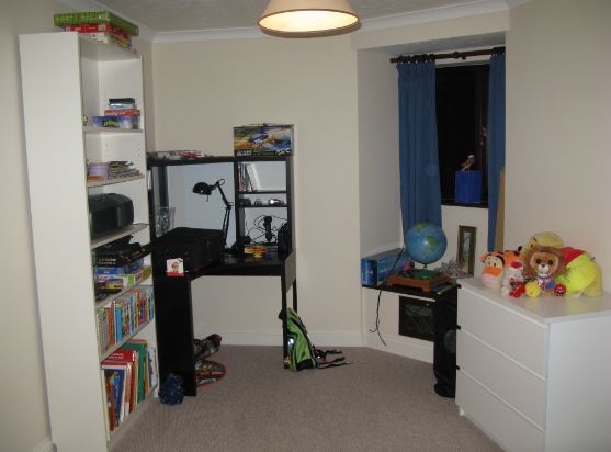 A får ett mycket större rum än på förra stället. På byrån sitter mysiga gänget och väntar på honom.