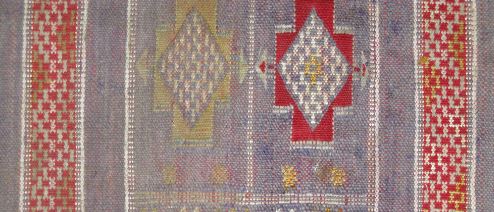 Saker att vara nöjd med: Mattvättmaskinen som visserligen väsnas och tar tid, men gör stor skillnad på smutsiga mattor. Gissa vilken sida jag har kvar.