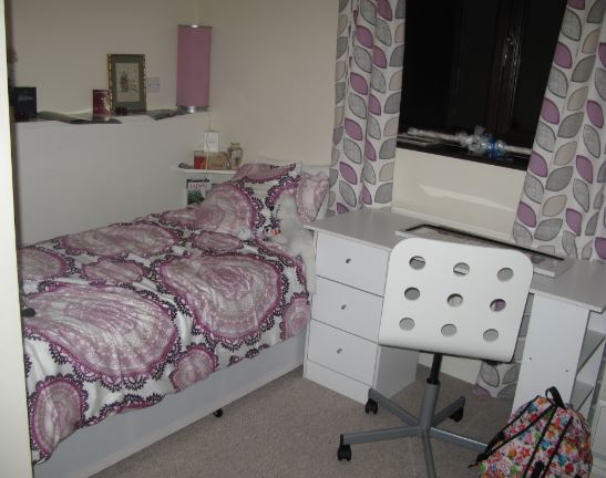 Ks nya rum. Husets bruna gardiner är bytta mot mycket snyggare.