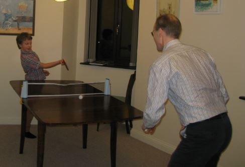 Som om det inte räckte med vanlig tennis... J och barnen övertygade mig att vi skulle skaffa pingisutrustning till vårt andra matbord. Tur vi har en stor matsal.