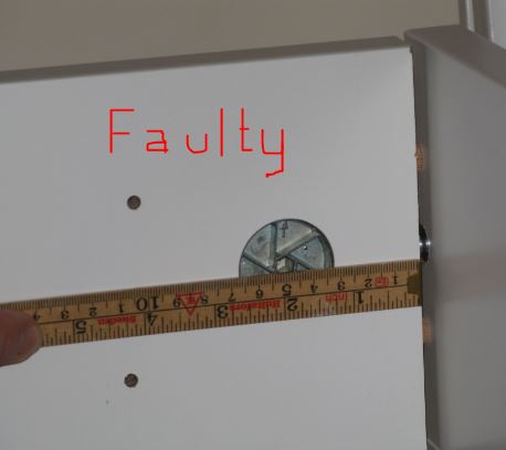 Bild jag skickade till IKEA som visar hur stora runda hålet borrats för nära kanten så att när man skruvat så mycket det går är det fortfarande en halv cm glipa.