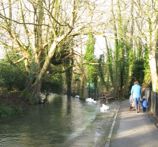 På ett ställe har sandsäckar lagts ut. Men när jag gick förbi låg de flesta i bäcken, och där gör de inte så stor nytta.