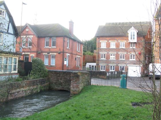 Det här är högsta nivån jag sett, men det har varit över bilvägen en gång för några år sedan. Jag skulle inte vilja bo i huset på andra sidan. Bäcken rinner rakt under det.